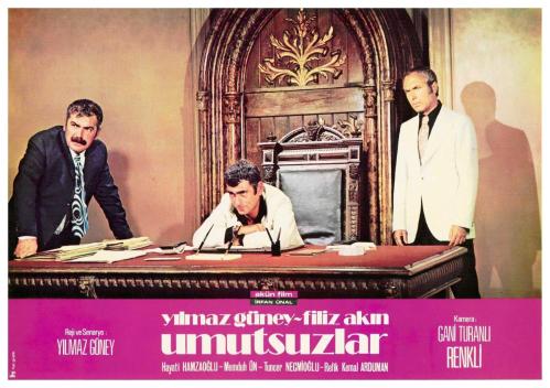 UMUTSUZLAR FİLMİNİN LOBİ KARTI - YILMAZ GÜNEY, FİLİZ AKIN, HAYATİ HAMZAOĞLU, MEMDUH ÜN - REJİ VE SENARYO: YILMAZ GÜNEY - NO: 1