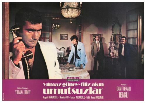 UMUTSUZLAR FİLMİNİN LOBİ KARTI - YILMAZ GÜNEY, FİLİZ AKIN, HAYATİ HAMZAOĞLU, MEMDUH ÜN - REJİ VE SENARYO: YILMAZ GÜNEY - NO: 2