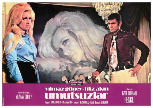 UMUTSUZLAR FİLMİNİN LOBİ KARTI - YILMAZ GÜNEY, FİLİZ AKIN, HAYATİ HAMZAOĞLU, MEMDUH ÜN - REJİ VE SENARYO: YILMAZ GÜNEY - NO: 3