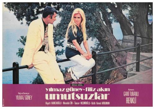 UMUTSUZLAR FİLMİNİN LOBİ KARTI - YILMAZ GÜNEY, FİLİZ AKIN, HAYATİ HAMZAOĞLU, MEMDUH ÜN - REJİ VE SENARYO: YILMAZ GÜNEY - NO: 4