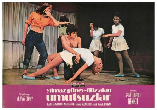 UMUTSUZLAR FİLMİNİN LOBİ KARTI - YILMAZ GÜNEY, FİLİZ AKIN, HAYATİ HAMZAOĞLU, MEMDUH ÜN - REJİ VE SENARYO: YILMAZ GÜNEY - NO: 5