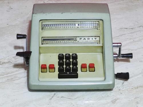 20663-KONDİSYONU MÜKEMMEL FACIT HESAP MAKİNESİ