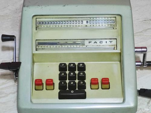 20663-KONDİSYONU MÜKEMMEL FACIT HESAP MAKİNESİ