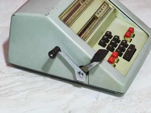 20663-KONDİSYONU MÜKEMMEL FACIT HESAP MAKİNESİ