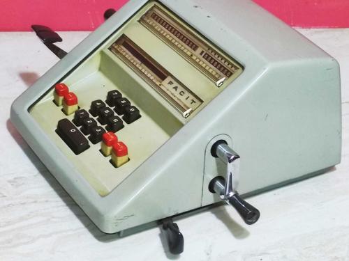 20663-KONDİSYONU MÜKEMMEL FACIT HESAP MAKİNESİ