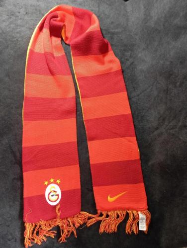 Nike eski dönem Galatasaray GS atkı. Resimlerdeki haliyle koleksiyon dekorluk kullanimlik