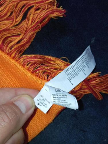 Nike eski dönem Galatasaray GS atkı. Resimlerdeki haliyle koleksiyon dekorluk kullanimlik