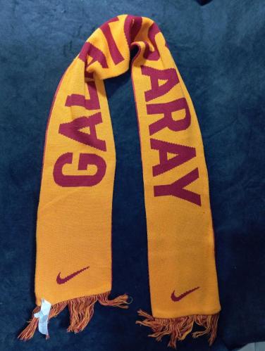 Nike eski dönem Galatasaray GS atkı. Resimlerdeki haliyle koleksiyon dekorluk kullanimlik