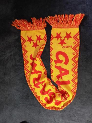 Eski dönem çift taraflı örme Galatasaray GS atkı. ResimlerGalatasaray GS atkı. Resimlerdeki haliyle koleksiyon dekorluk kullanimlik deki haliyle koleksiyon dekorluk kullanimlik