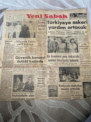 YENİ SABAH GAZETESİ - DOĞUM GÜNÜ HEDİYESİ (TURKISH NEWSPAPPER) - 4 AĞUSTOS 1950 - SADECE İKİ SAYFADIR -Dean Acheson-Nuri Yamut-Refik Koraltan-Adnan Menderes-Ahmet Hamdi Akseki-Tevfik Rüştü Aras-Murad Sertoğlu-Cevad Ulunay-Claude Farrere-Türkiyeye askerî yardım artacak-Acheson, Türkiyeye yapılan yardımın bir an evvel arttırılması lâzımgeldiğini söyledi-Fransa ve Kore harbi-Atlantik Paktı ve Türkiye-Türkiyenin Pakta girmesi için Köprülü Strasburgda Bevin ile görüşecek-Güvenlik konseyi ihtilâf halinde-Dünkü toplantıda Sovyet delegesi yine teklifinde ısrar ederek gündemin müzakeresine fırsat vermedi ve Amerikayı şiddetle itham etti-Bir Komünist genç Ankarada mühim itiraflarda bulundu-İstanbul Üniversitesi Komünizmi telin bir toplantı yapıyor-Aydın bölgesinde kuraklık-Halka Orman işlerinde bazı kolaylıklar-Radyoda Kuranıkerim okunacak-Radyoda alaturka musiki arttırıldı-Dün mevsimin en sıcak günü idi-Muhalefetle olan münakaşa uzuyor-Belediye Meclis adayları-Tevfik Rüştü Aras dün vazifesine g