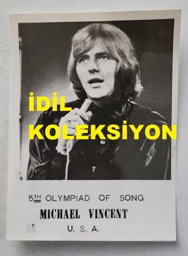 YUNANİSTAN'IN ATİNA KENTİNDE DÜZENLENEN 5. ULUSLARARASI APOLLONİA MÜZİK FESTİVALİ'NİN (1972) ORİJİNAL FOTOĞRAFI - 12 x 9 cm EBADINDA - YARIŞMAYA KATILAN AMERİKALI ŞARKICI MICHAEL VINCENT... ΠΡΩΤΌΤΥΠΗ ΦΩΤΟΓΡΑΦΊΑ ΤΟΥ ΔΙΕΘΝΟΎΣ ΜΟΥΣΙΚΟΎ ΦΕΣΤΙΒΆΛ ΑΠΟΛΛΏΝΙΑΣ ΠΟΥ ΠΡΑΓΜΑΤΟΠΟΙΉΘΗΚΕ ΣΤΗΝ ΑΘΉΝΑ (1972)