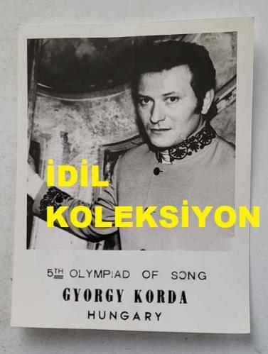 YUNANİSTAN'IN ATİNA KENTİNDE DÜZENLENEN 5. ULUSLARARASI APOLLONİA MÜZİK FESTİVALİ'NİN (1972) ORİJİNAL FOTOĞRAFI - 12 x 9 cm EBADINDA - YARIŞMAYA KATILAN MACARİSTANLI ŞARKICI GYORGY KORDA... ΠΡΩΤΌΤΥΠΗ ΦΩΤΟΓΡΑΦΊΑ ΤΟΥ ΔΙΕΘΝΟΎΣ ΜΟΥΣΙΚΟΎ ΦΕΣΤΙΒΆΛ ΑΠΟΛΛΏΝΙΑΣ ΠΟΥ ΠΡΑΓΜΑΤΟΠΟΙΉΘΗΚΕ ΣΤΗΝ ΑΘΉΝΑ (1972)