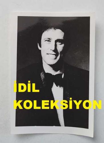 YUNANİSTAN'IN ATİNA KENTİNDE DÜZENLENEN 4. ULUSLARARASI APOLLONİA MÜZİK FESTİVALİ'NİN (1971) ORİJİNAL FOTOĞRAFI - 13 x 9 cm EBADINDA - YARIŞMAYA KATILAN RODEZYALI ŞARKICI DENIS JOHN... ΠΡΩΤΌΤΥΠΗ ΦΩΤΟΓΡΑΦΊΑ ΤΟΥ ΔΙΕΘΝΟΎΣ ΜΟΥΣΙΚΟΎ ΦΕΣΤΙΒΆΛ ΑΠΟΛΛΏΝΙΑΣ ΠΟΥ ΠΡΑΓΜΑΤΟΠΟΙΉΘΗΚΕ ΣΤΗΝ ΑΘΉΝΑ (1971)