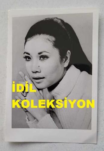 YUNANİSTAN'IN ATİNA KENTİNDE DÜZENLENEN 4. ULUSLARARASI APOLLONİA MÜZİK FESTİVALİ'NİN (1971) ORİJİNAL FOTOĞRAFI - 13 x 9 cm EBADINDA - YARIŞMAYA KATILAN JAPON ŞARKICI ROMI YAMADA... ΠΡΩΤΌΤΥΠΗ ΦΩΤΟΓΡΑΦΊΑ ΤΟΥ ΔΙΕΘΝΟΎΣ ΜΟΥΣΙΚΟΎ ΦΕΣΤΙΒΆΛ ΑΠΟΛΛΏΝΙΑΣ ΠΟΥ ΠΡΑΓΜΑΤΟΠΟΙΉΘΗΚΕ ΣΤΗΝ ΑΘΉΝΑ (1971)