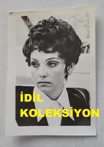 YUNANİSTAN'IN ATİNA KENTİNDE DÜZENLENEN 4. ULUSLARARASI APOLLONİA MÜZİK FESTİVALİ'NİN (1971) ORİJİNAL FOTOĞRAFI - 13 x 9 cm EBADINDA - YARIŞMAYA KATILAN ŞİLİLİ KADIN ŞARKICI... ΠΡΩΤΌΤΥΠΗ ΦΩΤΟΓΡΑΦΊΑ ΤΟΥ ΔΙΕΘΝΟΎΣ ΜΟΥΣΙΚΟΎ ΦΕΣΤΙΒΆΛ ΑΠΟΛΛΏΝΙΑΣ ΠΟΥ ΠΡΑΓΜΑΤΟΠΟΙΉΘΗΚΕ ΣΤΗΝ ΑΘΉΝΑ (1971)