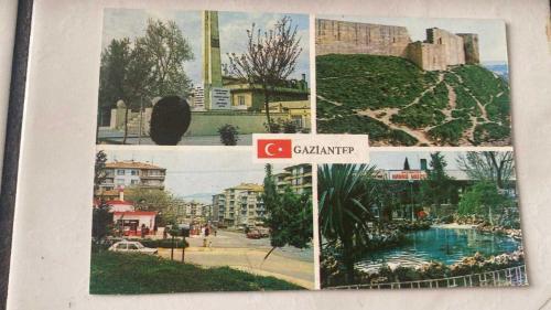 KARTPOSTAL (1970/80 Baskı) Gaziantep Şehitler Abidesi, Gaziantep Kalesi, eski bir cadde/meydan görünümü