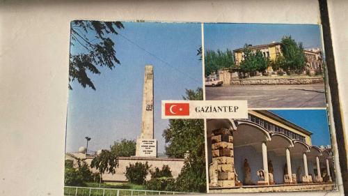 KARTPOSTAL (1970/80 Baskı) Gaziantep Şehitler Abidesi, Gaziantep Arkeoloji Müzesi, Dönemin Gaziantep şehir mimarisini gösteren nostaljik bir sokak