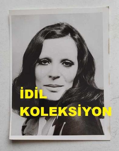 YUNANİSTAN'IN ATİNA KENTİNDE DÜZENLENEN 6. ULUSLARARASI APOLLONİA MÜZİK FESTİVALİ'NİN (1973) ORİJİNAL FOTOĞRAFI - 12 x 9 cm EBADINDA - YARIŞMAYA KATILAN YUGOSLAV ŞARKICI RADOYKA... ΠΡΩΤΌΤΥΠΗ ΦΩΤΟΓΡΑΦΊΑ ΤΟΥ ΔΙΕΘΝΟΎΣ ΜΟΥΣΙΚΟΎ ΦΕΣΤΙΒΆΛ ΑΠΟΛΛΏΝΙΑΣ ΠΟΥ ΠΡΑΓΜΑΤΟΠΟΙΉΘΗΚΕ ΣΤΗΝ ΑΘΉΝΑ (1973)