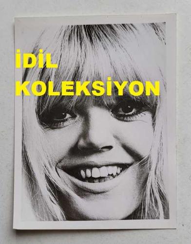 YUNANİSTAN'IN ATİNA KENTİNDE DÜZENLENEN 6. ULUSLARARASI APOLLONİA MÜZİK FESTİVALİ'NİN (1973) ORİJİNAL FOTOĞRAFI - 12 x 9 cm EBADINDA - YARIŞMAYA KATILAN İSVEÇLİ ŞARKICI LAILA WESTERSUND... ΠΡΩΤΌΤΥΠΗ ΦΩΤΟΓΡΑΦΊΑ ΤΟΥ ΔΙΕΘΝΟΎΣ ΜΟΥΣΙΚΟΎ ΦΕΣΤΙΒΆΛ ΑΠΟΛΛΏΝΙΑΣ ΠΟΥ ΠΡΑΓΜΑΤΟΠΟΙΉΘΗΚΕ ΣΤΗΝ ΑΘΉΝΑ (1973)