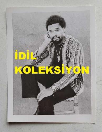 YUNANİSTAN'IN ATİNA KENTİNDE DÜZENLENEN 6. ULUSLARARASI APOLLONİA MÜZİK FESTİVALİ'NİN (1973) ORİJİNAL FOTOĞRAFI - 12 x 9 cm EBADINDA - YARIŞMAYA KATILAN ARUBALI ŞARKICI J.B. EUSON... ΠΡΩΤΌΤΥΠΗ ΦΩΤΟΓΡΑΦΊΑ ΤΟΥ ΔΙΕΘΝΟΎΣ ΜΟΥΣΙΚΟΎ ΦΕΣΤΙΒΆΛ ΑΠΟΛΛΏΝΙΑΣ ΠΟΥ ΠΡΑΓΜΑΤΟΠΟΙΉΘΗΚΕ ΣΤΗΝ ΑΘΉΝΑ (1973)