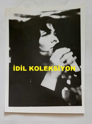 YUNANİSTAN'IN ATİNA KENTİNDE DÜZENLENEN 6. ULUSLARARASI APOLLONİA MÜZİK FESTİVALİ'NİN (1973) ORİJİNAL FOTOĞRAFI - 12 x 9 cm EBADINDA - YARIŞMAYA KATILAN AVUSTRALYALI ŞARKICI BOBBI MARCHINI.. ΠΡΩΤΌΤΥΠΗ ΦΩΤΟΓΡΑΦΊΑ ΤΟΥ ΔΙΕΘΝΟΎΣ ΜΟΥΣΙΚΟΎ ΦΕΣΤΙΒΆΛ ΑΠΟΛΛΏΝΙΑΣ ΠΟΥ ΠΡΑΓΜΑΤΟΠΟΙΉΘΗΚΕ ΣΤΗΝ ΑΘΉΝΑ (1973)