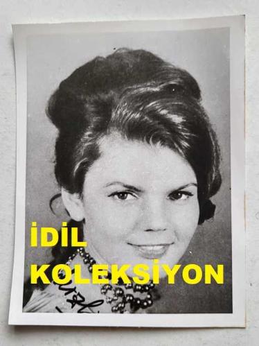 YUNANİSTAN'IN ATİNA KENTİNDE DÜZENLENEN 6. ULUSLARARASI APOLLONİA MÜZİK FESTİVALİ'NİN (1973) ORİJİNAL FOTOĞRAFI - 12 x 9 cm EBADINDA - YARIŞMAYA KATILAN AVUSTURYALI ŞARKICI ANIKO.. ΠΡΩΤΌΤΥΠΗ ΦΩΤΟΓΡΑΦΊΑ ΤΟΥ ΔΙΕΘΝΟΎΣ ΜΟΥΣΙΚΟΎ ΦΕΣΤΙΒΆΛ ΑΠΟΛΛΏΝΙΑΣ ΠΟΥ ΠΡΑΓΜΑΤΟΠΟΙΉΘΗΚΕ ΣΤΗΝ ΑΘΉΝΑ (1973)