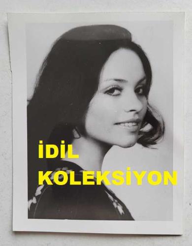 YUNANİSTAN'IN ATİNA KENTİNDE DÜZENLENEN 6. ULUSLARARASI APOLLONİA MÜZİK FESTİVALİ'NİN (1973) ORİJİNAL FOTOĞRAFI - 12 x 9 cm EBADINDA - YARIŞMAYA KATILAN POLONYALI ŞARKICI ZDZISLAWA SOSNICKA... ΠΡΩΤΌΤΥΠΗ ΦΩΤΟΓΡΑΦΊΑ ΤΟΥ ΔΙΕΘΝΟΎΣ ΜΟΥΣΙΚΟΎ ΦΕΣΤΙΒΆΛ ΑΠΟΛΛΏΝΙΑΣ ΠΟΥ ΠΡΑΓΜΑΤΟΠΟΙΉΘΗΚΕ ΣΤΗΝ ΑΘΉΝΑ (1973)