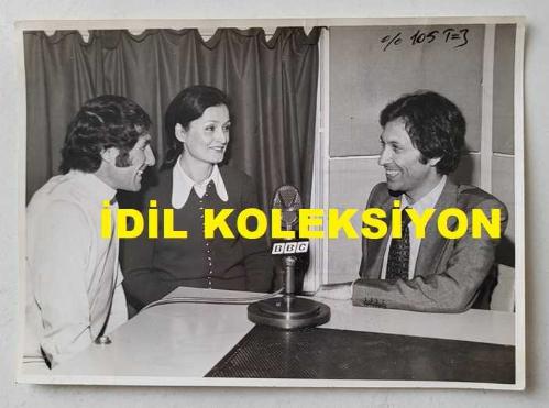 ESKİ DIŞİŞLERİ BAKANI ve TRT GENEL MÜDÜRÜ İSMAİL CEM İPEKÇİ'NİN ORİJİNAL FOTOĞRAFI - 16,5 x 12 cm EBADINDA - İSMAİL CEM, BBC'DEN YAZAR NEVSAL BAYSAL ve SABİH AYKOLER'İN KONUĞU OLUP RÖPORTAJ VERİRKEN ÇEKİLMİŞ BİR KARE (İNGİLTERE BASIM FOTOĞRAF) 26 HAZİRAN 1974