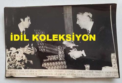 ESKİ DIŞİŞLERİ BAKANI ve TRT GENEL MÜDÜRÜ İSMAİL CEM İPEKÇİ'NİN ORİJİNAL AJANS-BASIN FOTOĞRAFI - 18 x 12 cm EBADINDA - İSMAİL CEM, T.B.M.M. BAŞKANI KEMAL GÜVEN'İ ZİYARET EDERKEN ÇEKİLMİŞ BİR KARE
