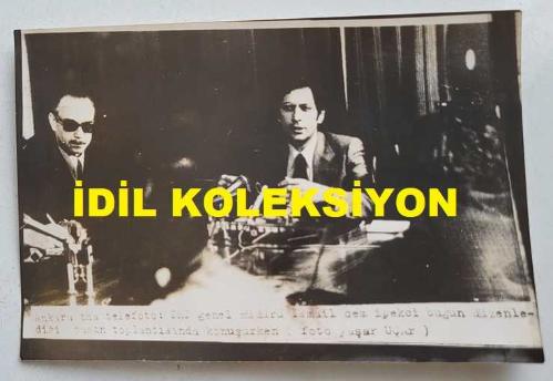 ESKİ DIŞİŞLERİ BAKANI ve TRT GENEL MÜDÜRÜ İSMAİL CEM İPEKÇİ'NİN ORİJİNAL AJANS-BASIN FOTOĞRAFI - 18 x 12 cm EBADINDA - İSMAİL CEM, BASIN TOPLANTISI DÜZENLERKEN ÇEKİLMİŞ BİR KARE, YAŞAR UÇAR