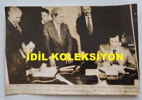 ESKİ DIŞİŞLERİ BAKANI ve TRT GENEL MÜDÜRÜ İSMAİL CEM İPEKÇİ'NİN ORİJİNAL AJANS-BASIN FOTOĞRAFI - 18 x 12 cm EBADINDA - İSMAİL CEM, BİR JAPON FİRMASI YETKİLİSİ İLE VERİCİ ANTEN YAPIMI İÇİN SÖZLEŞME İMZALARKEN ÇEKİLMİŞ BİR KARE