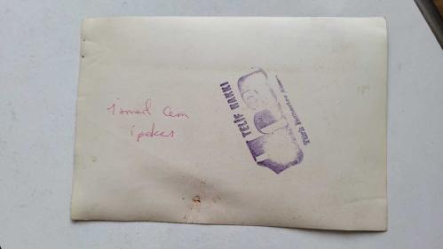 ESKİ DIŞİŞLERİ BAKANI ve TRT GENEL MÜDÜRÜ İSMAİL CEM İPEKÇİ'NİN ORİJİNAL AJANS-BASIN FOTOĞRAFI - 18 x 12 cm EBADINDA - İSMAİL CEM, BİR JAPON FİRMASI YETKİLİSİ İLE VERİCİ ANTEN YAPIMI İÇİN SÖZLEŞME İMZALARKEN ÇEKİLMİŞ BİR KARE
