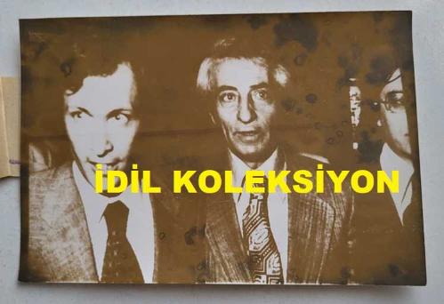 ESKİ DIŞİŞLERİ BAKANI ve TRT GENEL MÜDÜRÜ İSMAİL CEM İPEKÇİ'NİN ORİJİNAL AJANS-BASIN FOTOĞRAFI - 18 x 12 cm EBADINDA - İSMAİL CEM, AVUKATI DOĞAN TANYER'LE BİRLİKTE TRT MÜDÜRLÜĞÜ KORİDORUNDAYKEN ÇEKİLMİŞ BİR KARE