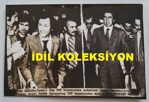 ESKİ DIŞİŞLERİ BAKANI ve TRT GENEL MÜDÜRÜ İSMAİL CEM İPEKÇİ'NİN ORİJİNAL AJANS-BASIN FOTOĞRAFI - 18 x 12 cm EBADINDA - İSMAİL CEM, YALÇINTAŞ'LA BİRLİKTE TRT BİNASINDAN ÇIKARKEN ÇEKİLMİŞ BİR KARE