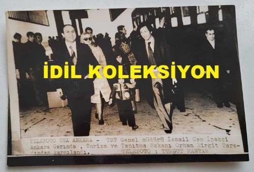ESKİ DIŞİŞLERİ BAKANI ve TRT GENEL MÜDÜRÜ İSMAİL CEM İPEKÇİ'NİN ORİJİNAL AJANS-BASIN FOTOĞRAFI - 18 x 12 cm EBADINDA - İSMAİL CEM, ANKARA GARI'NDA TURİZM ve TANITMA BAKANI ORHAN BİRGİT TARAFINDAN KARŞILANIRKEN ÇEKİLMİŞ BİR KARE, TURGUT KANTAR
