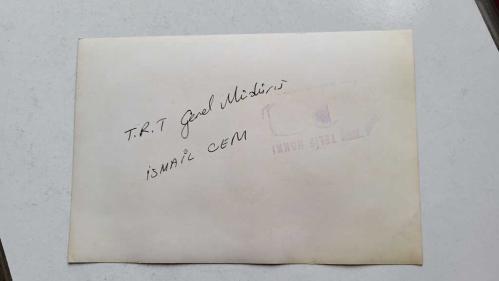 ESKİ DIŞİŞLERİ BAKANI ve TRT GENEL MÜDÜRÜ İSMAİL CEM İPEKÇİ'NİN ORİJİNAL AJANS-BASIN FOTOĞRAFI - 18 x 12 cm EBADINDA - İSMAİL CEM, ANKARA GARI'NDA TURİZM ve TANITMA BAKANI ORHAN BİRGİT TARAFINDAN KARŞILANIRKEN ÇEKİLMİŞ BİR KARE, TURGUT KANTAR