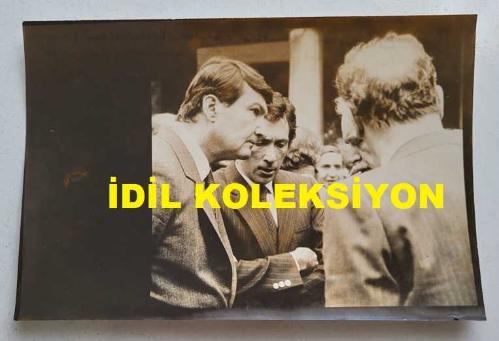ESKİ DIŞİŞLERİ BAKANI ve TRT GENEL MÜDÜRÜ İSMAİL CEM İPEKÇİ'NİN ORİJİNAL AJANS-BASIN FOTOĞRAFI - 18 x 12 cm EBADINDA - İSMAİL CEM, CHP KOCAELİ ESKİ SENATÖRÜ ABDULLAH KÖSEOĞLU'NUN CENAZE TÖRENİNDE DENİZ BAYKAL'LA KONUŞURKEN ÇEKİLMİŞ BİR KARE, 27 NİSAN 1983