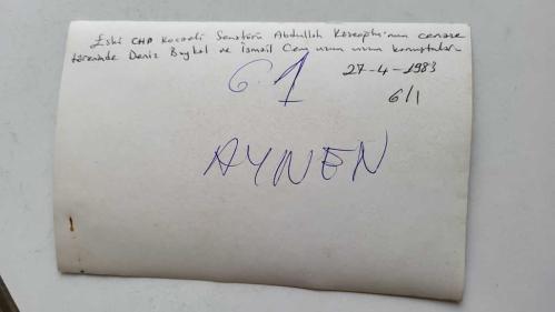 ESKİ DIŞİŞLERİ BAKANI ve TRT GENEL MÜDÜRÜ İSMAİL CEM İPEKÇİ'NİN ORİJİNAL AJANS-BASIN FOTOĞRAFI - 18 x 12 cm EBADINDA - İSMAİL CEM, CHP KOCAELİ ESKİ SENATÖRÜ ABDULLAH KÖSEOĞLU'NUN CENAZE TÖRENİNDE DENİZ BAYKAL'LA KONUŞURKEN ÇEKİLMİŞ BİR KARE, 27 NİSAN 1983