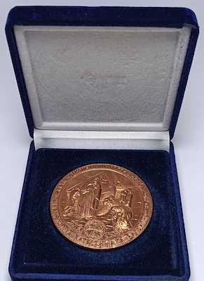 FENER RUM PATRİKHANESİ 1753-2003 YILI BRONZ BÜYÜK BOY KABARTMALI MADAYON KADİFE KUTUSUNDA 113 GR