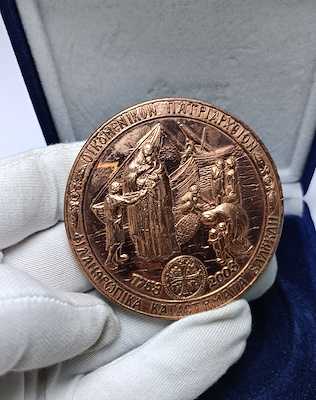 FENER RUM PATRİKHANESİ 1753-2003 YILI BRONZ BÜYÜK BOY KABARTMALI MADAYON KADİFE KUTUSUNDA 113 GR