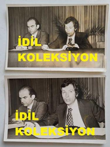 ESKİ DIŞİŞLERİ BAKANI ve TRT GENEL MÜDÜRÜ İSMAİL CEM İPEKÇİ'NİN ORİJİNAL 2'Lİ FOTOĞRAF SETİ - 18 x 12 cm EBADINDA - İSMAİL CEM, AVUKATI ANAYASA PROFESÖRÜ UĞUR ALACAKAPTAN İLE BASIN TOPLANTISI DÜZENLERKEN ÇEKİLMİŞ 2 FARKLI KARE, 10 TEMMUZ 1976 (FOTOĞRAFLARDA KATLANMA NEDENİYLE ORTADAN KIRILMA VARDIR)