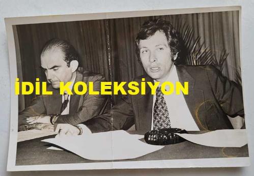 ESKİ DIŞİŞLERİ BAKANI ve TRT GENEL MÜDÜRÜ İSMAİL CEM İPEKÇİ'NİN ORİJİNAL 2'Lİ FOTOĞRAF SETİ - 18 x 12 cm EBADINDA - İSMAİL CEM, AVUKATI ANAYASA PROFESÖRÜ UĞUR ALACAKAPTAN İLE BASIN TOPLANTISI DÜZENLERKEN ÇEKİLMİŞ 2 FARKLI KARE, 10 TEMMUZ 1976 (FOTOĞRAFLARDA KATLANMA NEDENİYLE ORTADAN KIRILMA VARDIR)