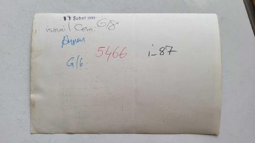 ESKİ DIŞİŞLERİ BAKANI ve TRT GENEL MÜDÜRÜ İSMAİL CEM İPEKÇİ'NİN ORİJİNAL 2'Lİ FOTOĞRAF SETİ - 18 x 12 cm EBADINDA - İSMAİL CEM, AVUKATI ANAYASA PROFESÖRÜ UĞUR ALACAKAPTAN İLE BASIN TOPLANTISI DÜZENLERKEN ÇEKİLMİŞ 2 FARKLI KARE, 10 TEMMUZ 1976 (FOTOĞRAFLARDA KATLANMA NEDENİYLE ORTADAN KIRILMA VARDIR)