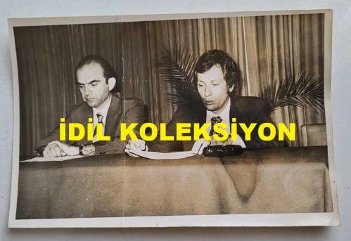 ESKİ DIŞİŞLERİ BAKANI ve TRT GENEL MÜDÜRÜ İSMAİL CEM İPEKÇİ'NİN ORİJİNAL 2'Lİ FOTOĞRAF SETİ - 18 x 12 cm EBADINDA - İSMAİL CEM, AVUKATI ANAYASA PROFESÖRÜ UĞUR ALACAKAPTAN İLE BASIN TOPLANTISI DÜZENLERKEN ÇEKİLMİŞ 2 FARKLI KARE, 10 TEMMUZ 1976 (FOTOĞRAFLARDA KATLANMA NEDENİYLE ORTADAN KIRILMA VARDIR)