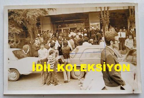 ESKİ DIŞİŞLERİ BAKANI ve TRT GENEL MÜDÜRÜ İSMAİL CEM İPEKÇİ'NİN ORİJİNAL 5'Lİ FOTOĞRAF SETİ - 18 x 12 cm EBADINDA - İSMAİL CEM, TRT'DEKİ GÖREVİNİN SON GÜNÜNDE MESAİSİNİ TAMAMLAYIP BİNADAN AYRILDIĞI SÜREÇTE KENDİSİNİ KARŞILAYAN BASIN MENSUPLARININ, TRT BİNASI GİRİŞİNİN ve PENCERELERDEN KENDİSİNİ İZLEYEN TRT MENSUPLARININ YER ALDIĞI 5 FARKLI KARE, 7 HAZİRAN 1975