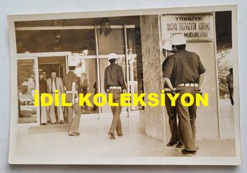 ESKİ DIŞİŞLERİ BAKANI ve TRT GENEL MÜDÜRÜ İSMAİL CEM İPEKÇİ'NİN ORİJİNAL 5'Lİ FOTOĞRAF SETİ - 18 x 12 cm EBADINDA - İSMAİL CEM, TRT'DEKİ GÖREVİNİN SON GÜNÜNDE MESAİSİNİ TAMAMLAYIP BİNADAN AYRILDIĞI SÜREÇTE KENDİSİNİ KARŞILAYAN BASIN MENSUPLARININ, TRT BİNASI GİRİŞİNİN ve PENCERELERDEN KENDİSİNİ İZLEYEN TRT MENSUPLARININ YER ALDIĞI 5 FARKLI KARE, 7 HAZİRAN 1975