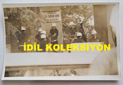 ESKİ DIŞİŞLERİ BAKANI ve TRT GENEL MÜDÜRÜ İSMAİL CEM İPEKÇİ'NİN ORİJİNAL 5'Lİ FOTOĞRAF SETİ - 18 x 12 cm EBADINDA - İSMAİL CEM, TRT'DEKİ GÖREVİNİN SON GÜNÜNDE MESAİSİNİ TAMAMLAYIP BİNADAN AYRILDIĞI SÜREÇTE KENDİSİNİ KARŞILAYAN BASIN MENSUPLARININ, TRT BİNASI GİRİŞİNİN ve PENCERELERDEN KENDİSİNİ İZLEYEN TRT MENSUPLARININ YER ALDIĞI 5 FARKLI KARE, 7 HAZİRAN 1975