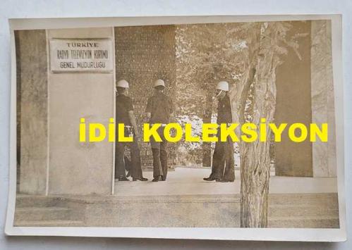 ESKİ DIŞİŞLERİ BAKANI ve TRT GENEL MÜDÜRÜ İSMAİL CEM İPEKÇİ'NİN ORİJİNAL 5'Lİ FOTOĞRAF SETİ - 18 x 12 cm EBADINDA - İSMAİL CEM, TRT'DEKİ GÖREVİNİN SON GÜNÜNDE MESAİSİNİ TAMAMLAYIP BİNADAN AYRILDIĞI SÜREÇTE KENDİSİNİ KARŞILAYAN BASIN MENSUPLARININ, TRT BİNASI GİRİŞİNİN ve PENCERELERDEN KENDİSİNİ İZLEYEN TRT MENSUPLARININ YER ALDIĞI 5 FARKLI KARE, 7 HAZİRAN 1975