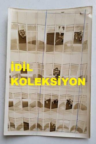 ESKİ DIŞİŞLERİ BAKANI ve TRT GENEL MÜDÜRÜ İSMAİL CEM İPEKÇİ'NİN ORİJİNAL 5'Lİ FOTOĞRAF SETİ - 18 x 12 cm EBADINDA - İSMAİL CEM, TRT'DEKİ GÖREVİNİN SON GÜNÜNDE MESAİSİNİ TAMAMLAYIP BİNADAN AYRILDIĞI SÜREÇTE KENDİSİNİ KARŞILAYAN BASIN MENSUPLARININ, TRT BİNASI GİRİŞİNİN ve PENCERELERDEN KENDİSİNİ İZLEYEN TRT MENSUPLARININ YER ALDIĞI 5 FARKLI KARE, 7 HAZİRAN 1975