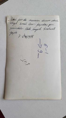 ESKİ DIŞİŞLERİ BAKANI ve TRT GENEL MÜDÜRÜ İSMAİL CEM İPEKÇİ'NİN ORİJİNAL 5'Lİ FOTOĞRAF SETİ - 18 x 12 cm EBADINDA - İSMAİL CEM, TRT'DEKİ GÖREVİNİN SON GÜNÜNDE MESAİSİNİ TAMAMLAYIP BİNADAN AYRILDIĞI SÜREÇTE KENDİSİNİ KARŞILAYAN BASIN MENSUPLARININ, TRT BİNASI GİRİŞİNİN ve PENCERELERDEN KENDİSİNİ İZLEYEN TRT MENSUPLARININ YER ALDIĞI 5 FARKLI KARE, 7 HAZİRAN 1975